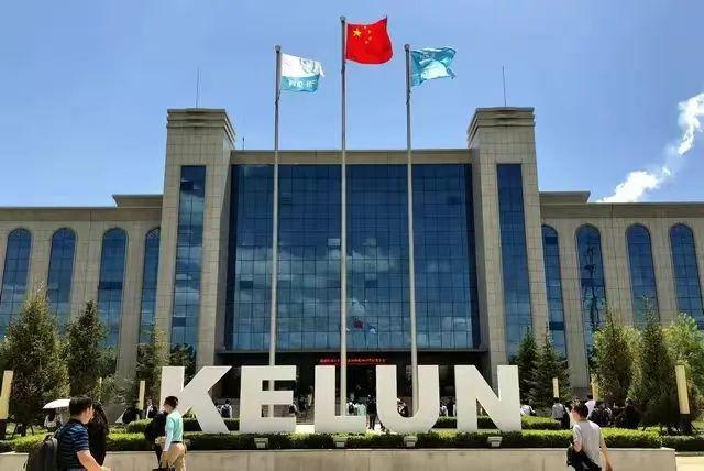 Hubei Kelun Pharmaceuticals cleanroom facility uses a satellite-synchronized clock system.